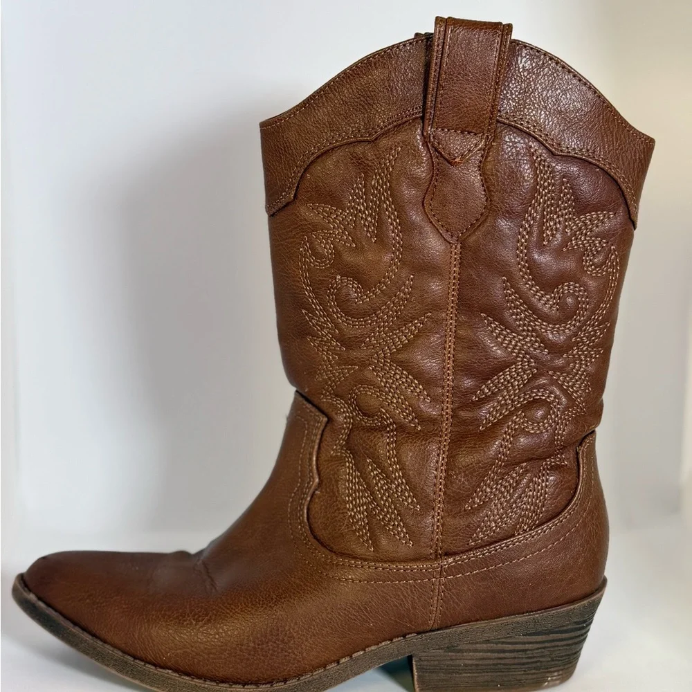 The Faded Glory Women's Western Cowboy Boots Ankle/Brown, Size 7 - Picture 5 of 13
